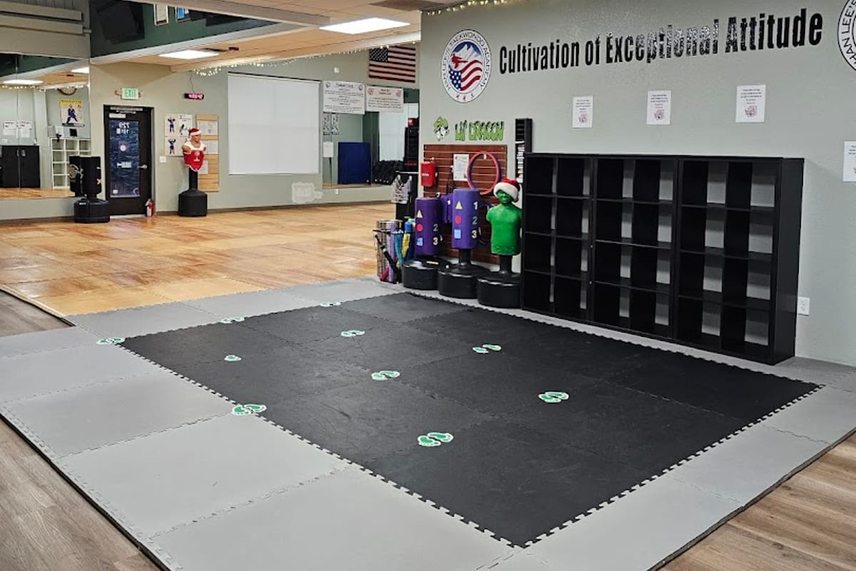 Han Lee's Taekwondo Academy atmosphere and seating