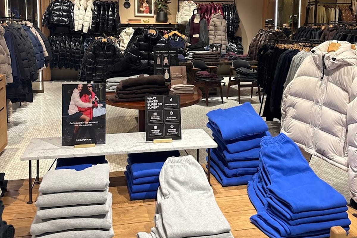 Aritzia exterior entrance