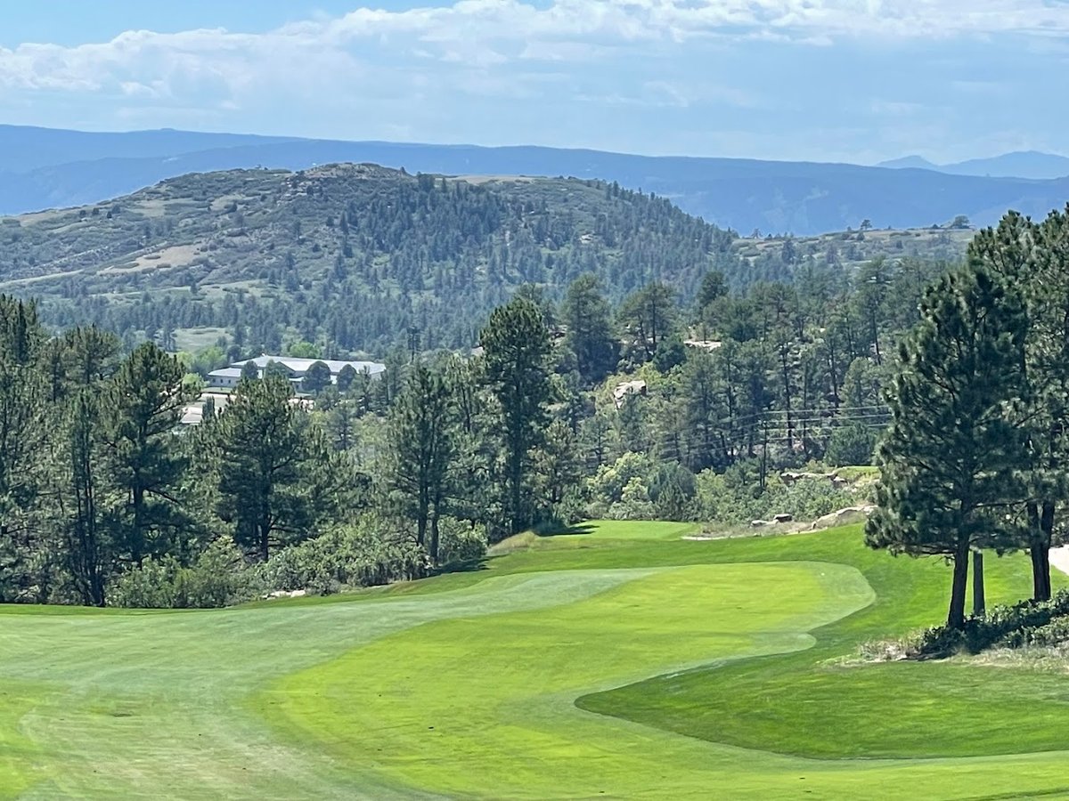 The Ridge at Castle Pines North atmosphere and seating
