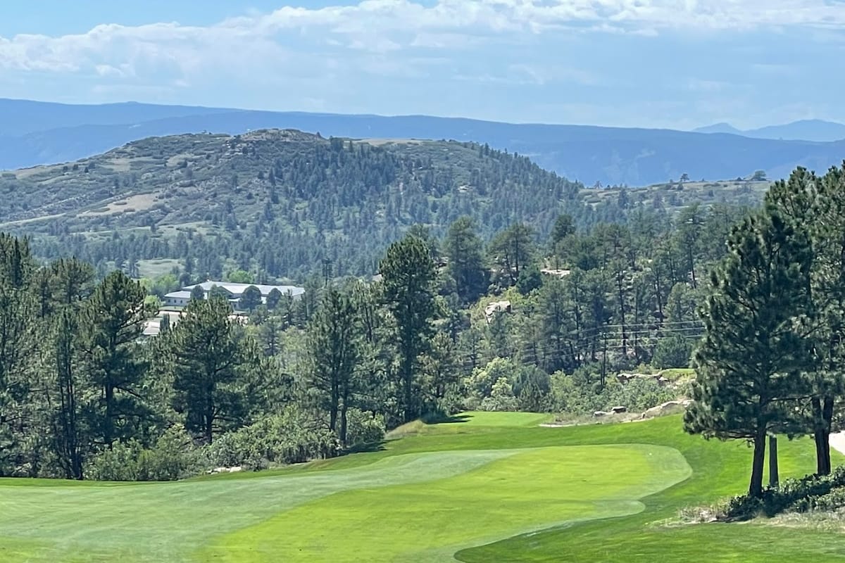 The Ridge at Castle Pines North atmosphere and seating