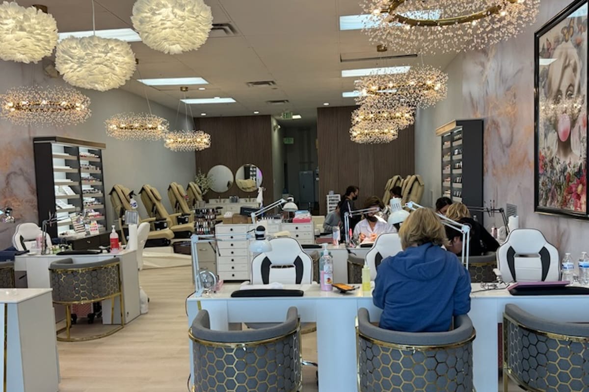 Comfort Nails atmosphere and seating