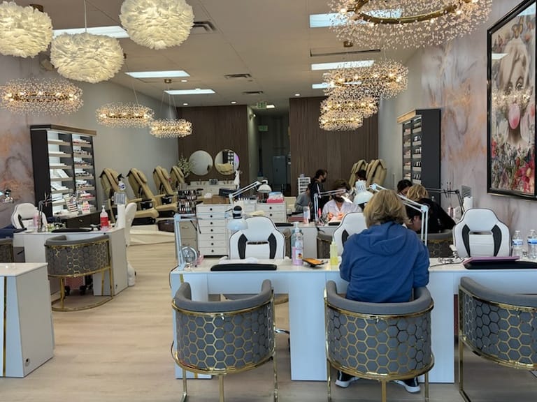 Comfort Nails atmosphere and seating
