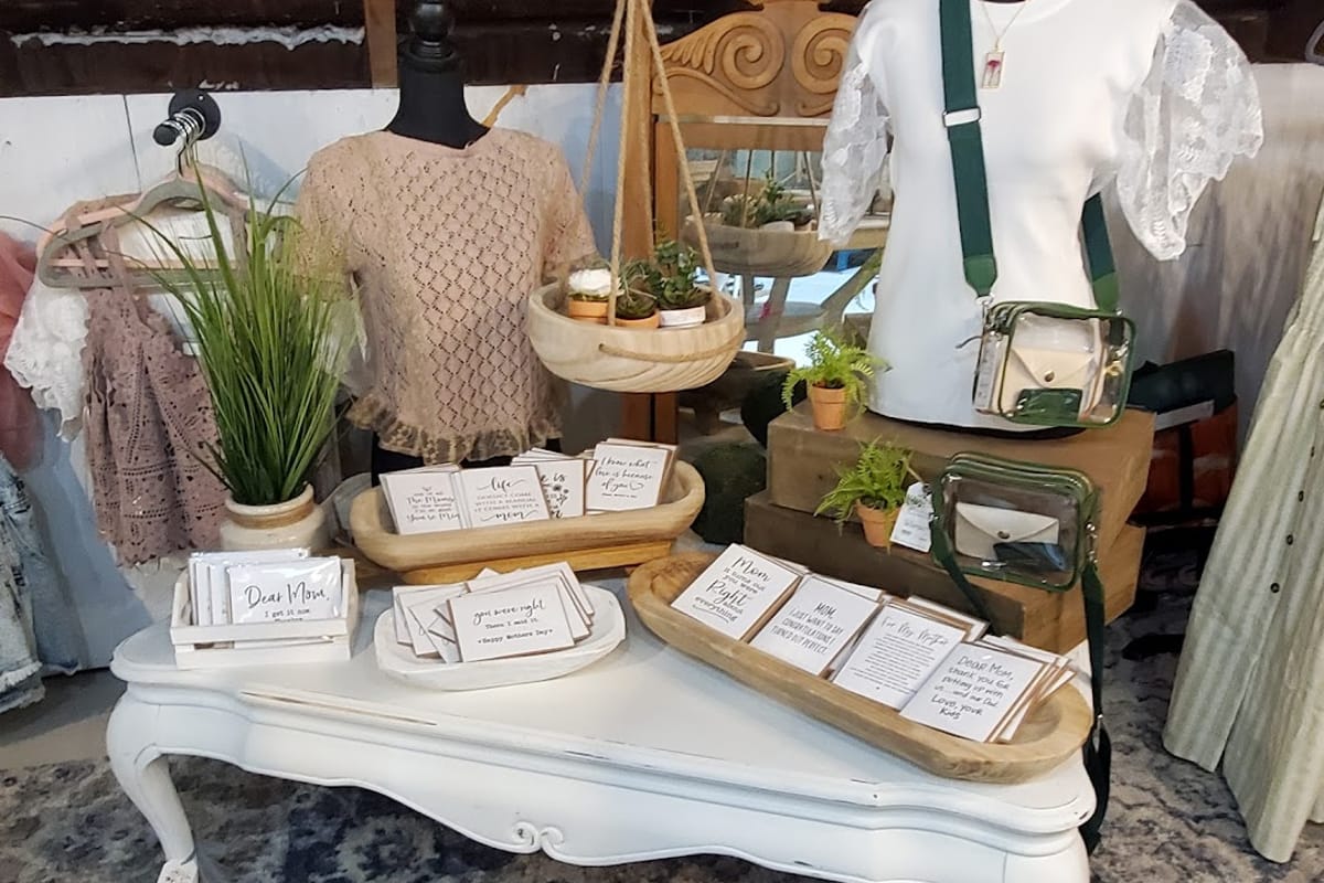 The Blooming Farmhouse dining area