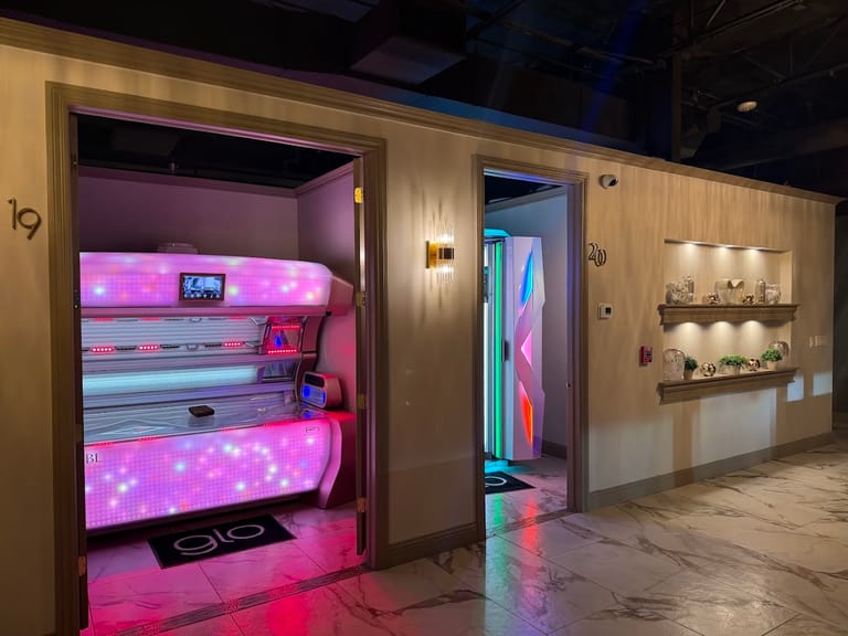 Glo Tanning atmosphere and seating