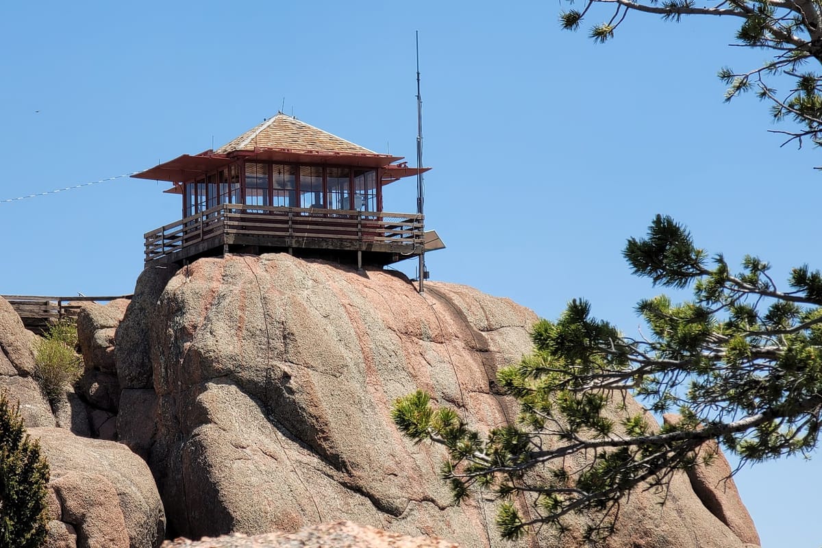 Devil's Head Lookout dining area