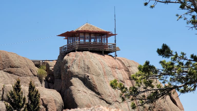 Devil's Head Lookout dining area