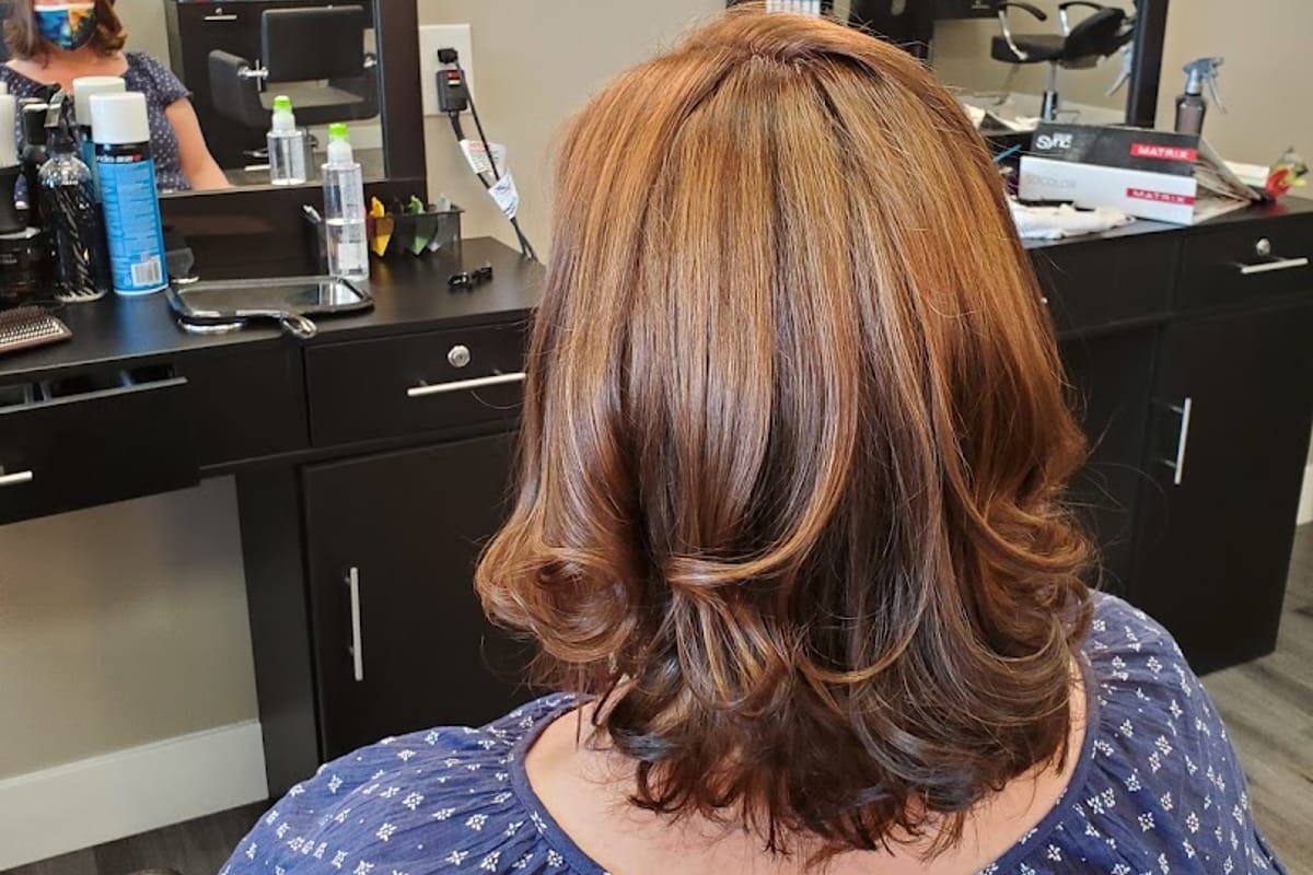 Cut N Frame Salon atmosphere and seating