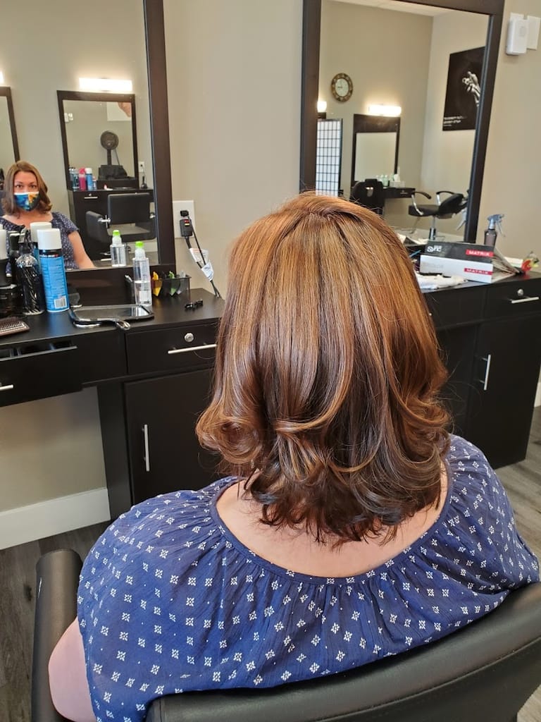 Cut N Frame Salon atmosphere and seating