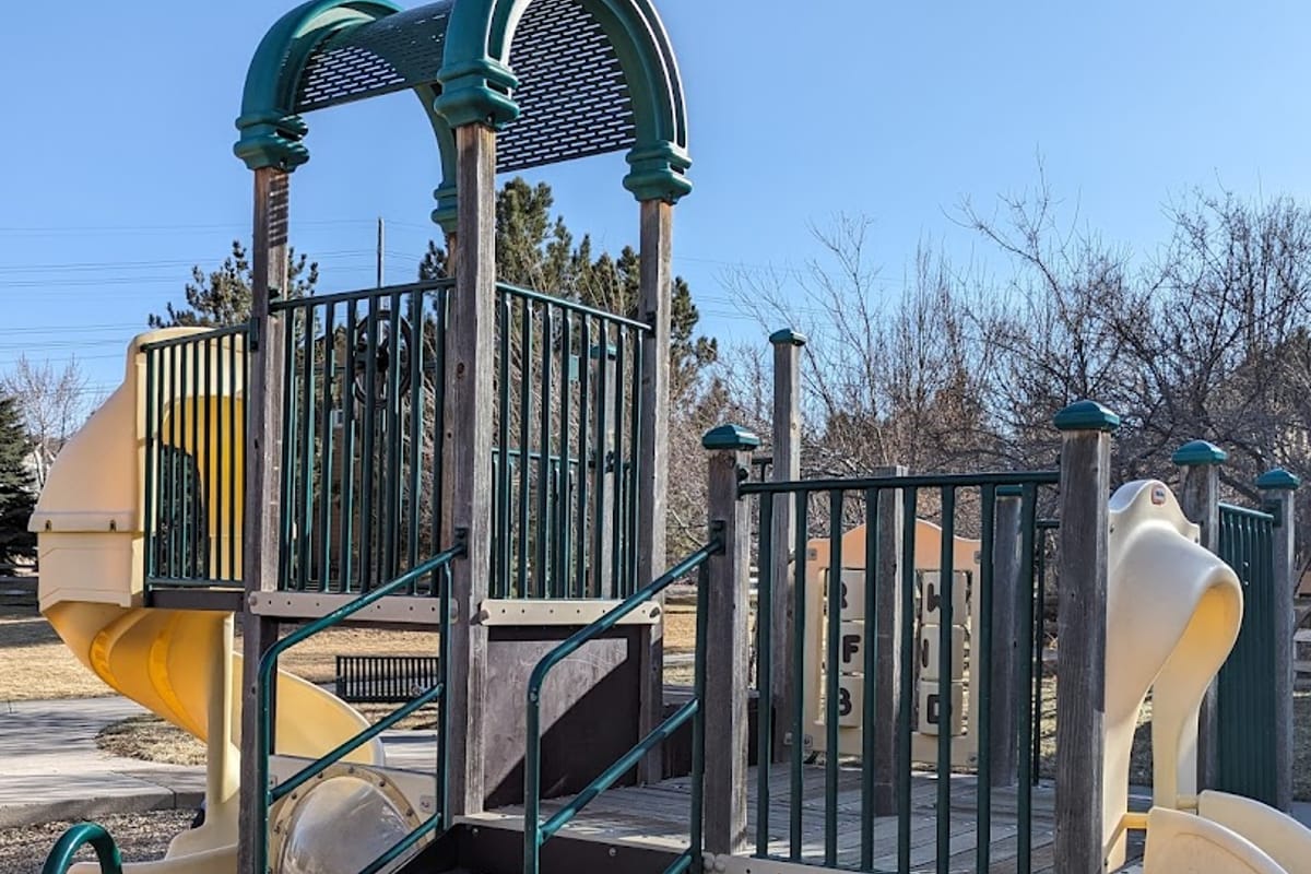 South Cormorant Circle Playground atmosphere and seating