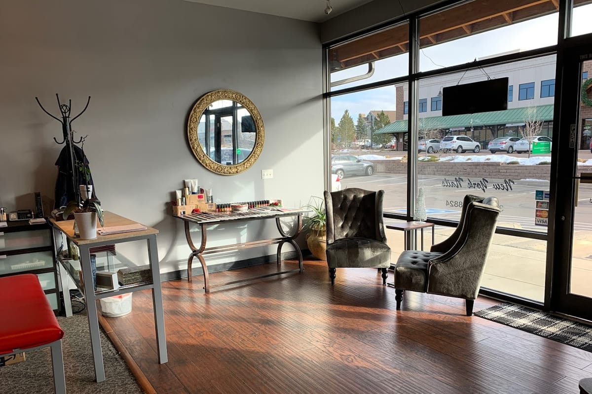New York Nails dining area