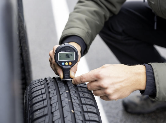 Hur mäter man mönsterdjup på däck: Enkla metoder för säker körning