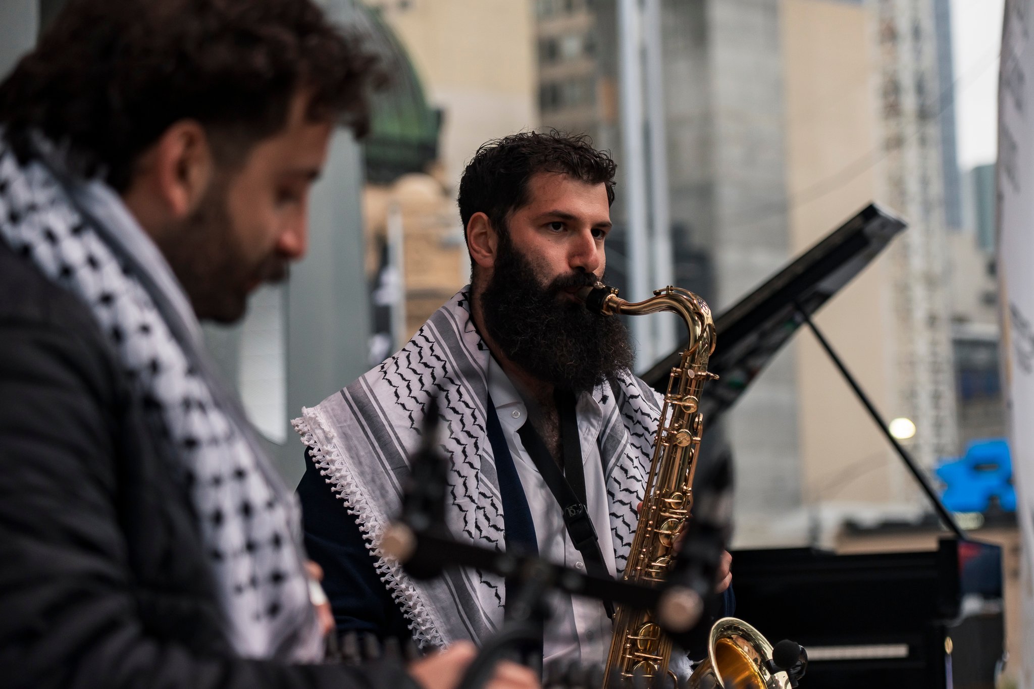 Camille El Feghali (qanun) and Max König (saxophone).