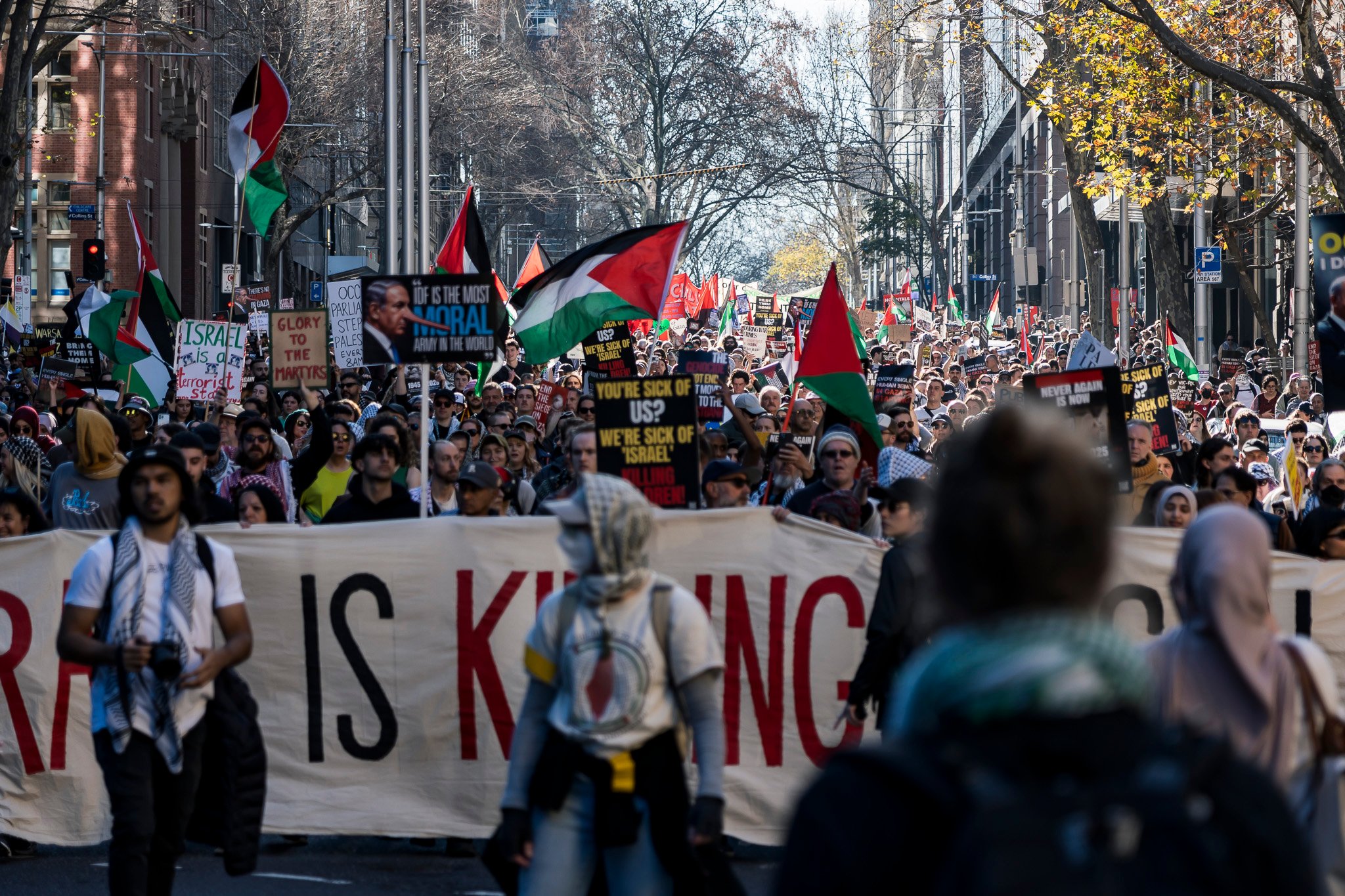 The march turns and proceeds down King St, towards King St bridge.
