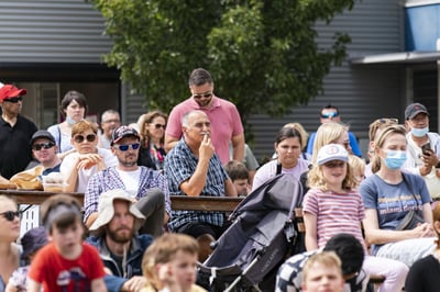 Crowds react to the performances at Pako Festa 2022