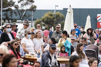 Crowds react to the performances at Pako Festa 2022