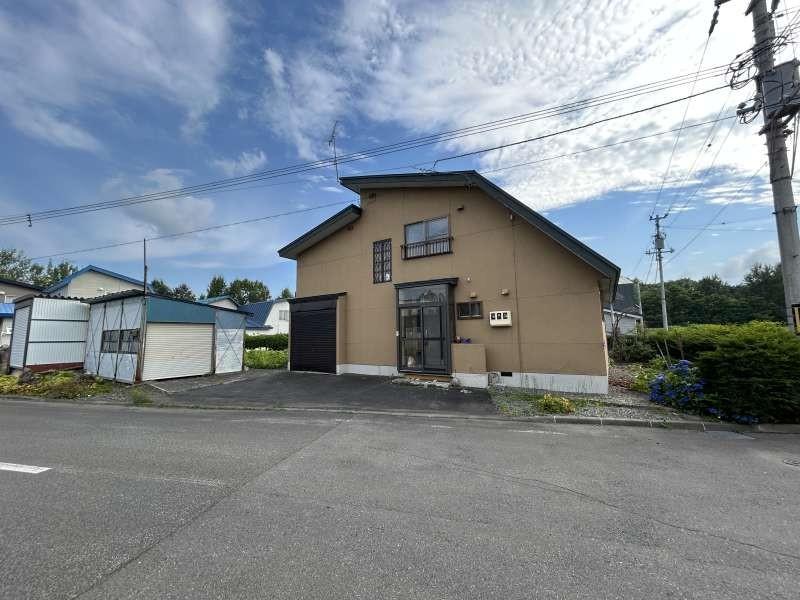 House in Nishimachi, Biei – photo 24 of 26 – Biei, Daisetsuzan Foothills, Hokkaido, Japan