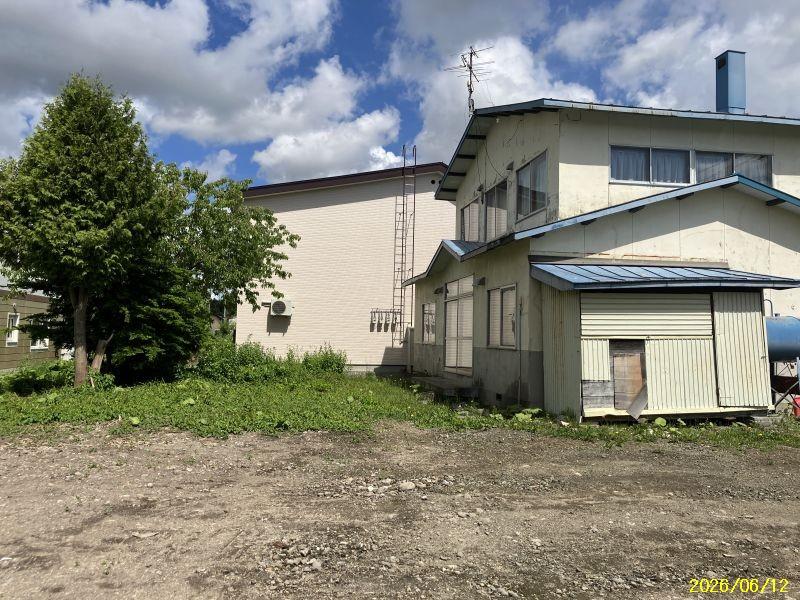 Land in Asahimachi, Biei – photo 5 of 8 – Biei, Daisetsuzan Foothills, Hokkaido, Japan