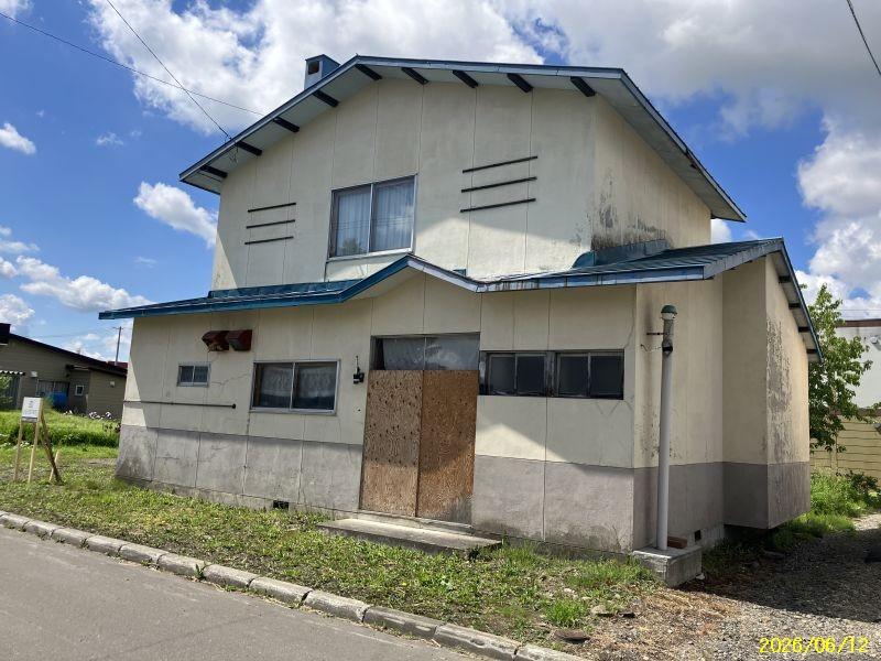 Land in Asahimachi, Biei – photo 7 of 8 – Biei, Daisetsuzan Foothills, Hokkaido, Japan