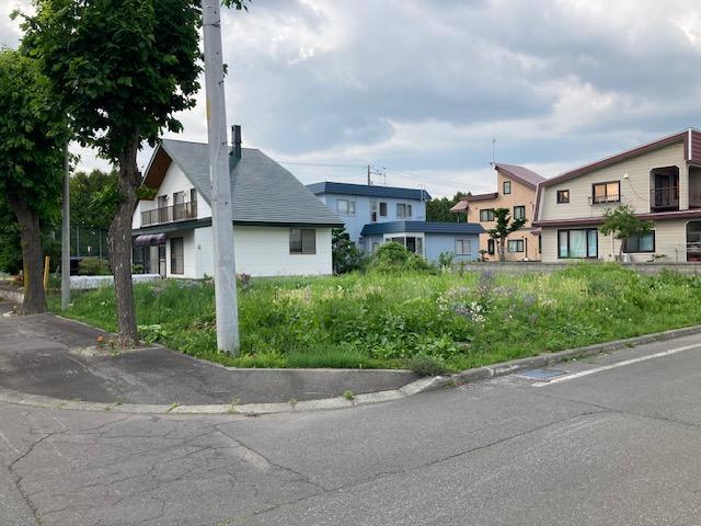 Land in Asahimachi, Biei – photo 4 of 6 – Biei, Daisetsuzan Foothills, Hokkaido, Japan
