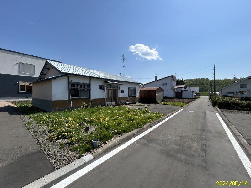 Land in Hanazono, Biei – photo 6 of 10 – Biei, Daisetsuzan Foothills, Hokkaido, Japan
