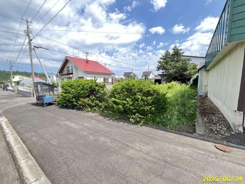 Land in Hanazono, Biei – photo 3 of 3 – Biei, Daisetsuzan Foothills, Hokkaido, Japan