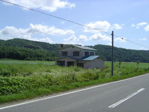 Land in Tawaramappu, Biei – photo 3 of 6 – Biei, Daisetsuzan Foothills, Hokkaido, Japan
