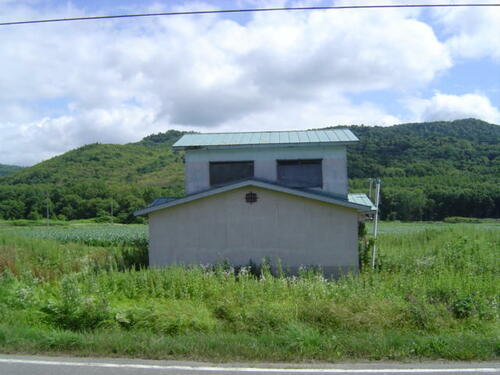 Land in Tawaramappu, Biei – photo 6 of 6 – Biei, Daisetsuzan Foothills, Hokkaido, Japan