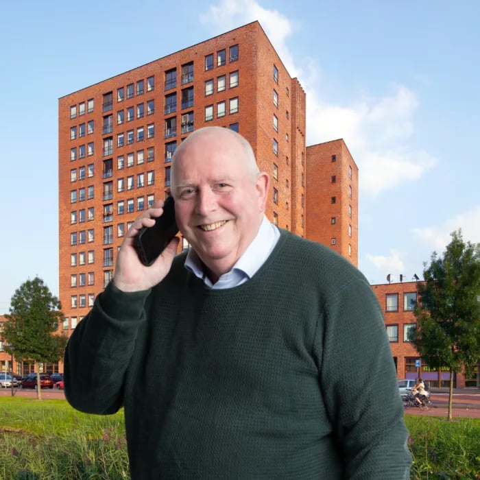 Joop maakt zijn collega’s enthousiast als financieel manager background