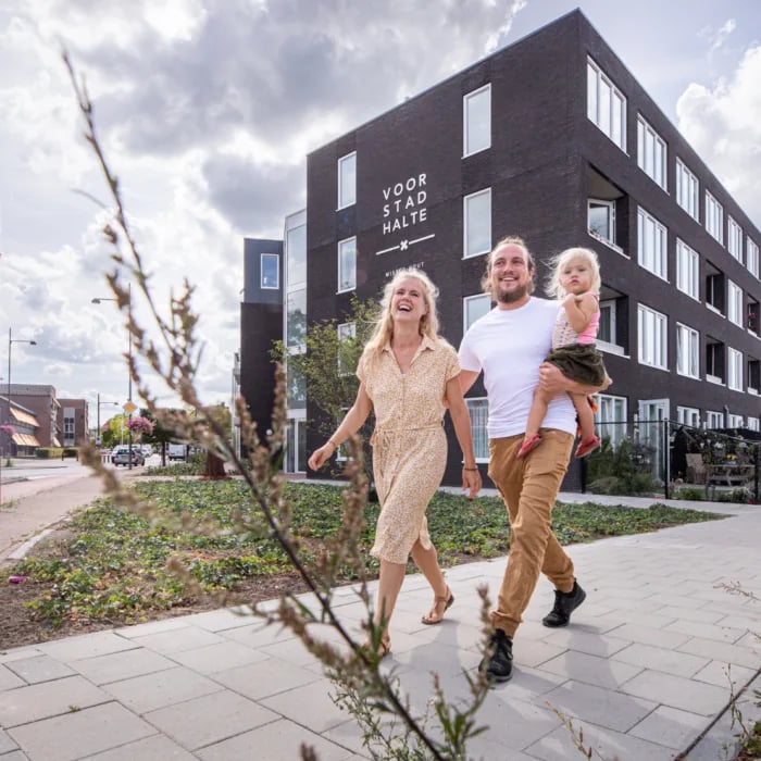 Data-analist Melanie (34) stapte over: van woonwinkels naar de WOCO background