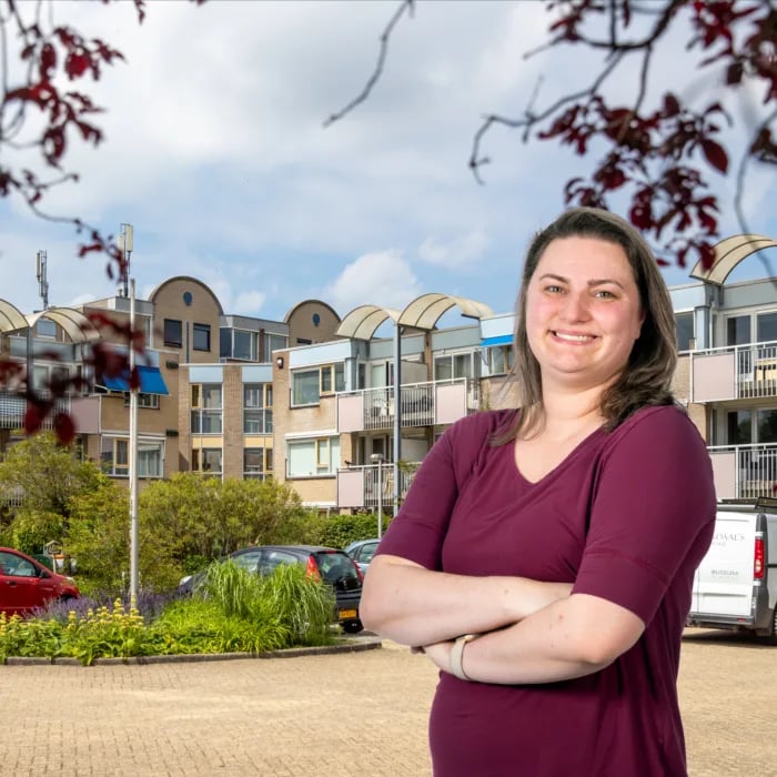 Eveline ontdekte het sociale aspect van werken met cijfers background