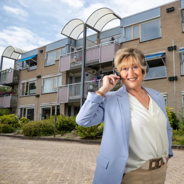 Helma probeert huurders zo goed mogelijk te helpen als KCC-medewerker background