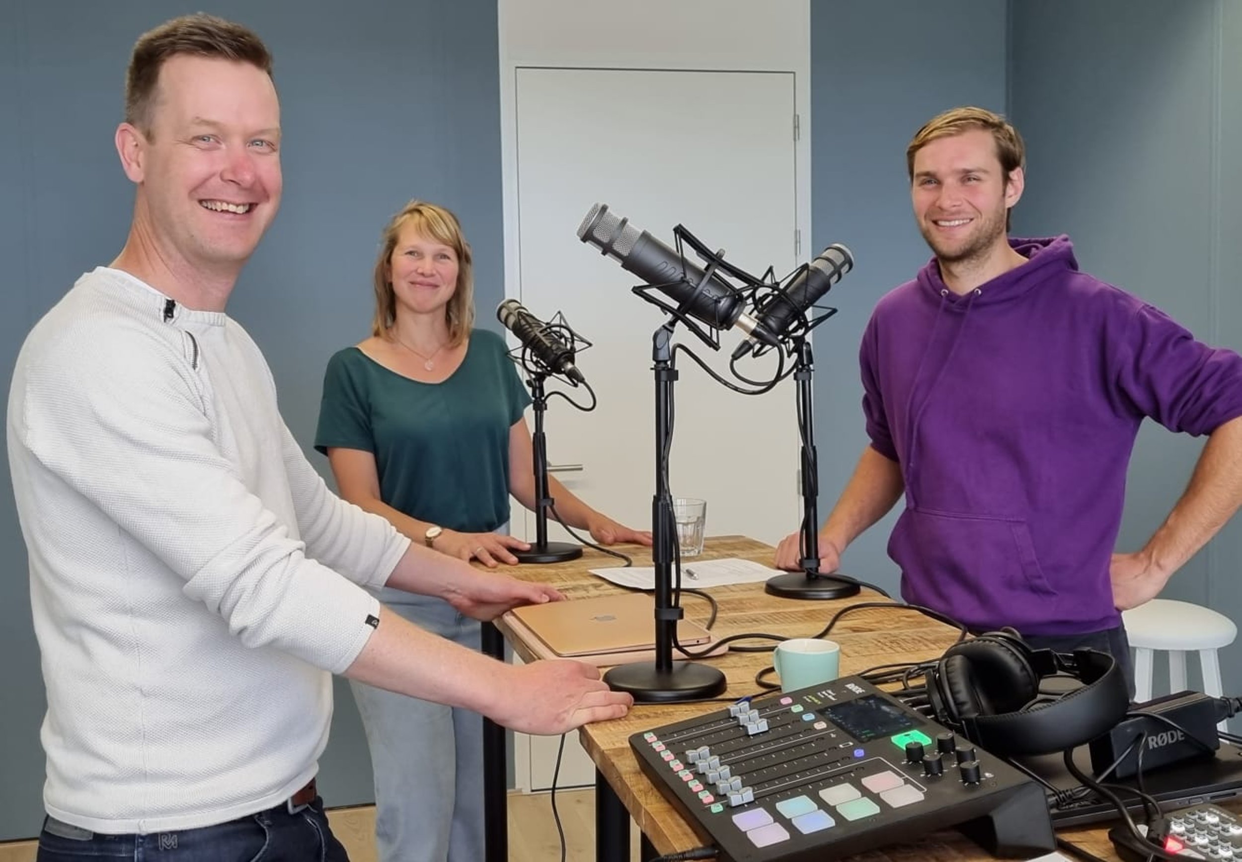 Hosts Tessa Brummelkamp en Jelle Verwer en Daan Switters (Leerkracht UniC)