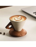 كوب قهوة طيني بقاعدة خشبية