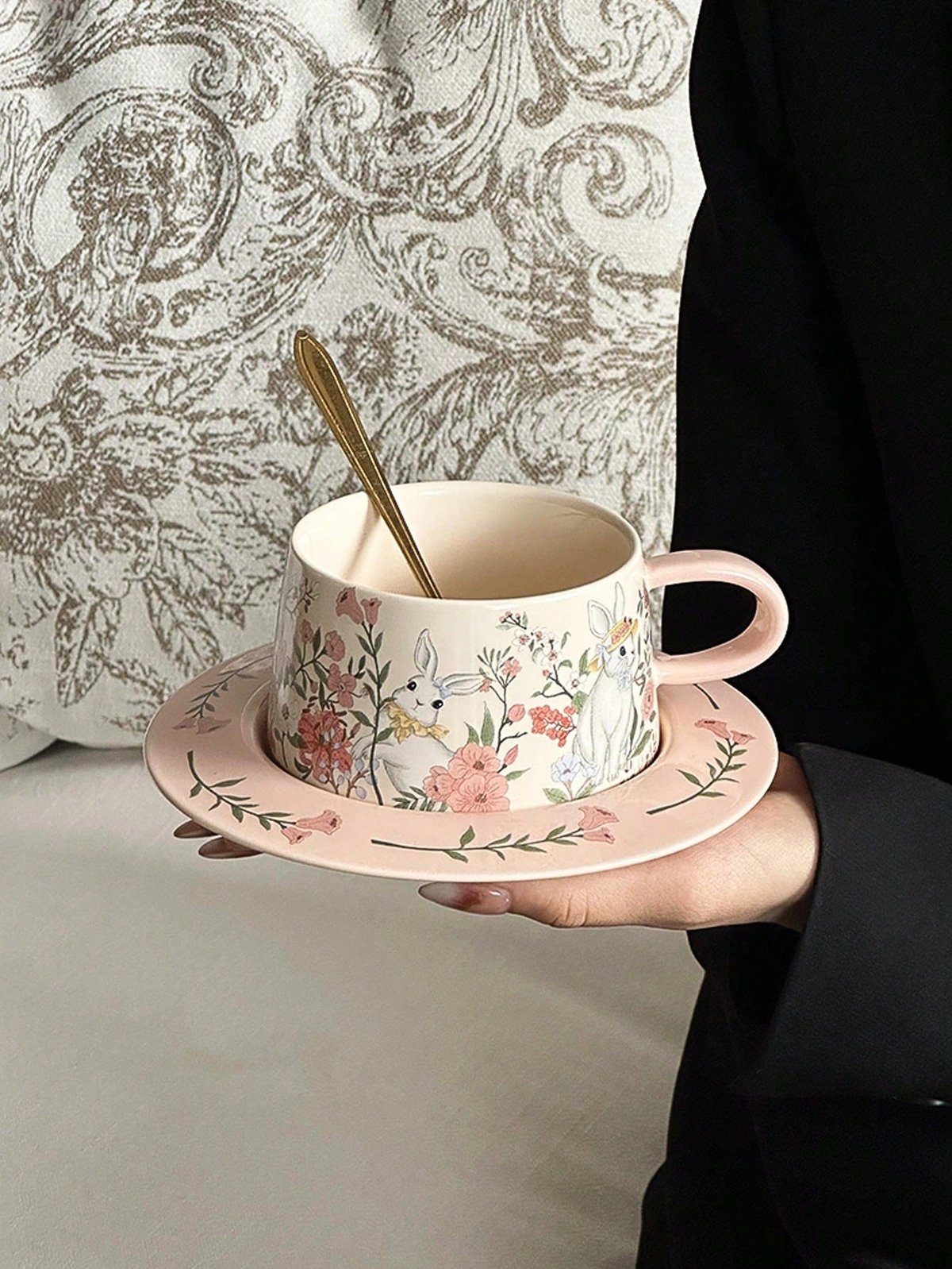 ⁦طقم قهوة بتصميم أرنب وأزهار⁩ - الصورة ⁦2⁩