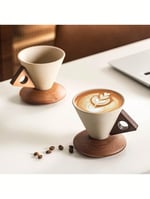 ⁦كوب قهوة طيني بقاعدة خشبية⁩ - الصورة ⁦2⁩