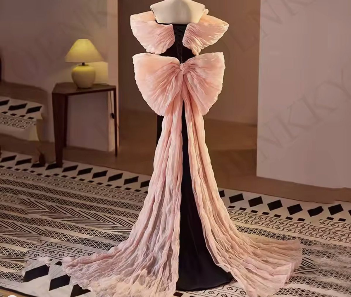 ⁦فستان سهرة حورية البحر الأسود الأنيق بدون أكتاف⁩ - الصورة ⁦2⁩