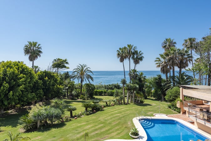 Villa in Estepona - view 1