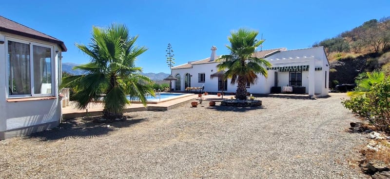 Villa in Arenas - view 1