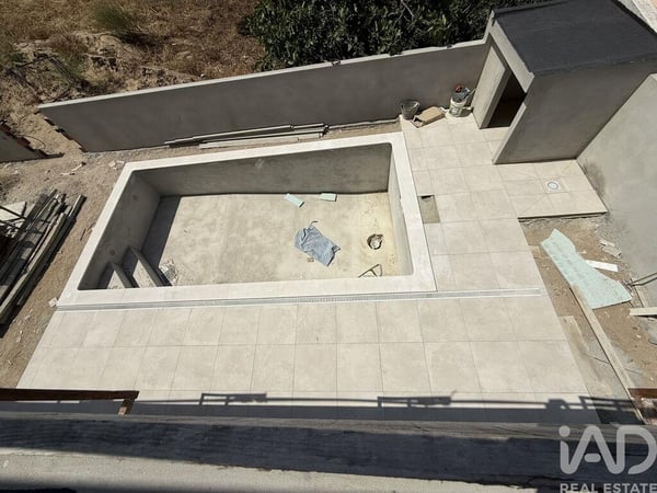 House in Charneca de Caparica - view 1