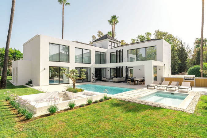 Villa in Nueva Andalucia - view 1
