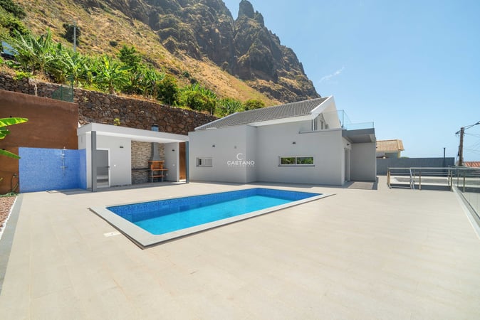 Villa in Estreito da Calheta - view 1