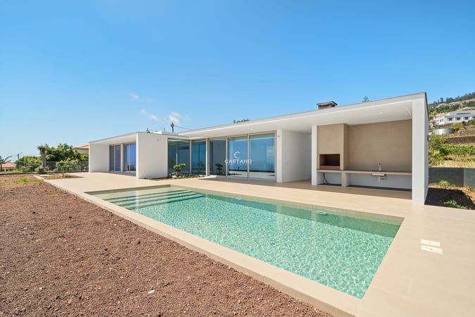 Villa in Estreito da Calheta - view 1