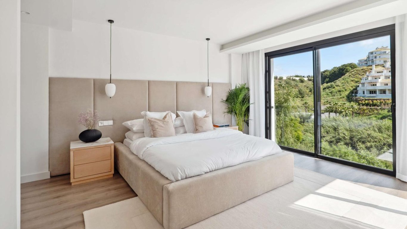 Villa in Nueva Andalucia - Image 2