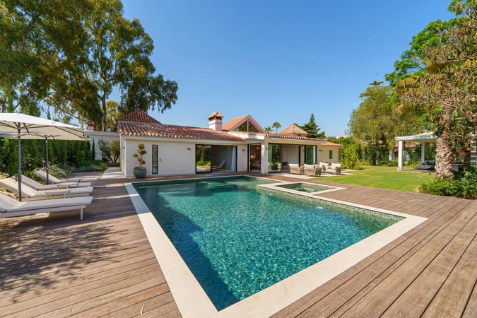Villa in Nueva Andalucia - view 1
