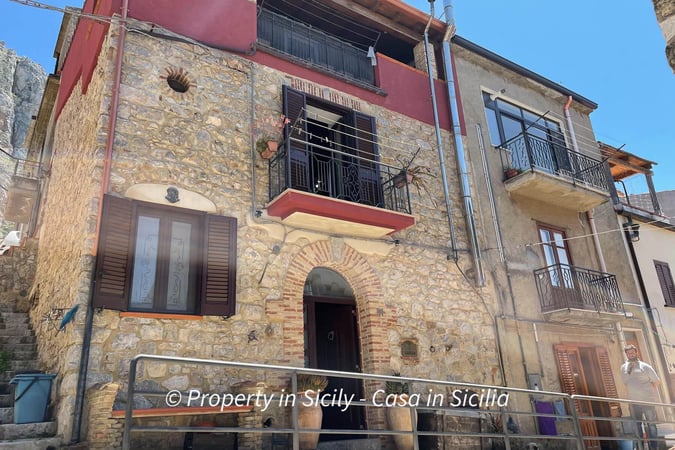 House in Caltavuturo - view 1