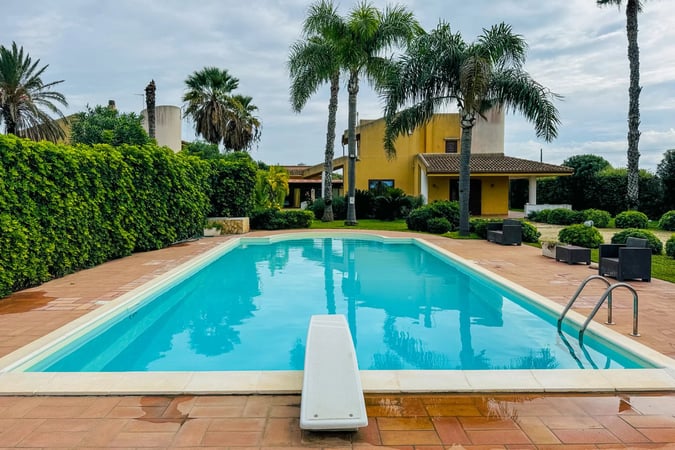 Villa in Niuri - view 1