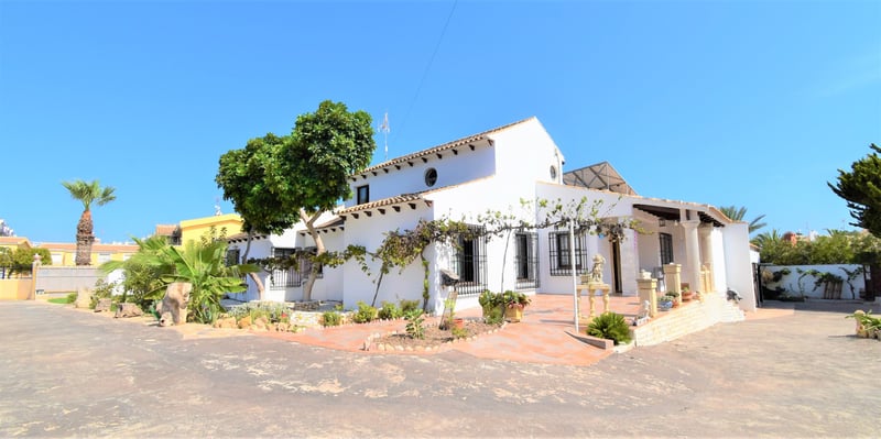 House in San Miguel de Salinas - view 1