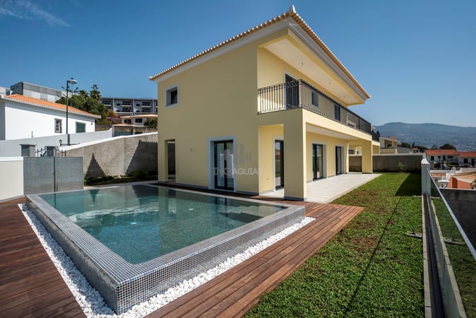 Villa in Funchal - view 1