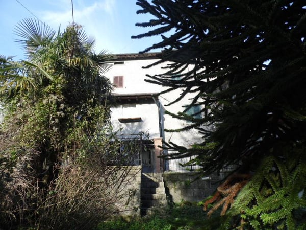 House in Piazza al Serchio - view 1