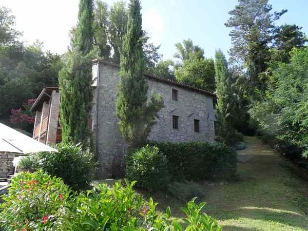 House in Gallicano - view 1
